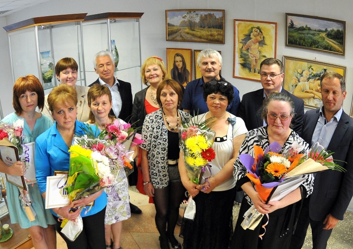 Выставка Конаковского фаянса в городской библиотеке.